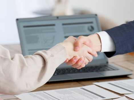 保険のお申し込みのイメージ写真